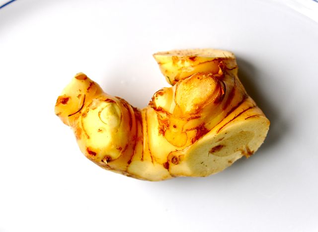 Cleaned, peeled and trimmed galangal.